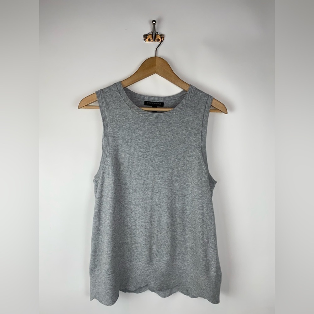 Banana‎ Republic Scalloped Gray Sleeveless top
